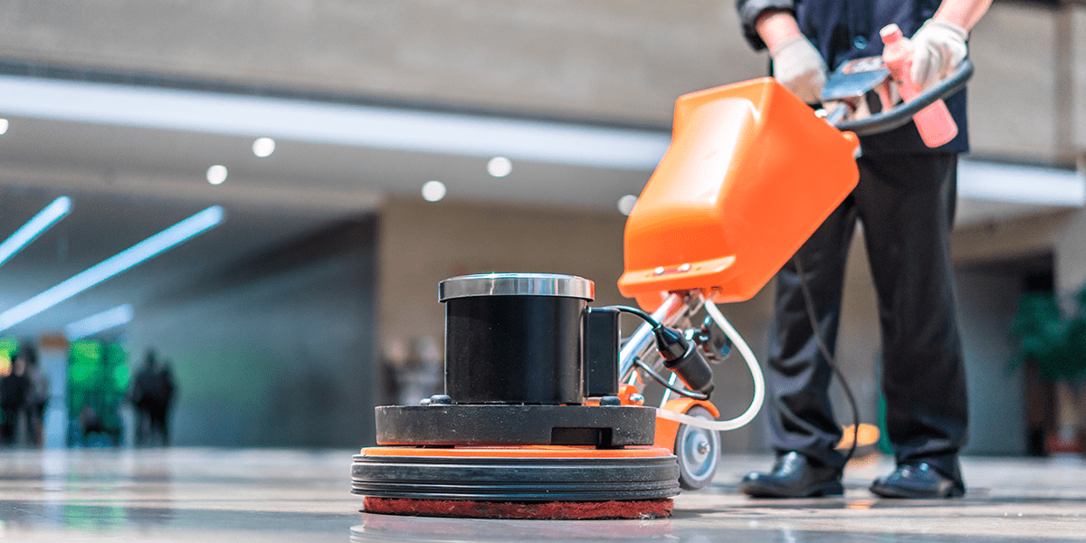 personal de limpieza limpiando y puliendo piso de edificio
