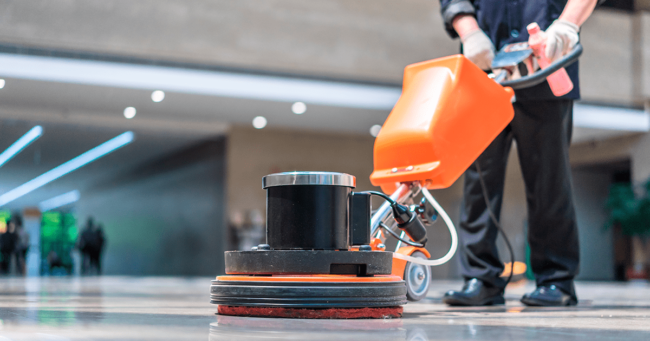 personal de limpieza limpiando y puliendo piso de edificio