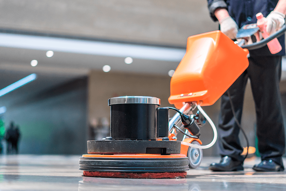 personal de limpieza limpiando y puliendo piso de edificio