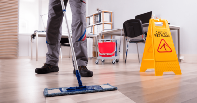 personal limpiando piso de oficina en monterrey