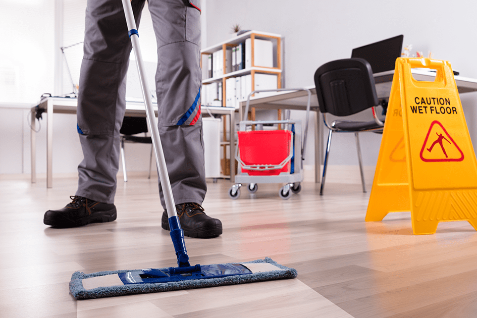 personal limpiando piso de oficina en monterrey
