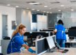 personas realizando limpieza de oficina en monterrey