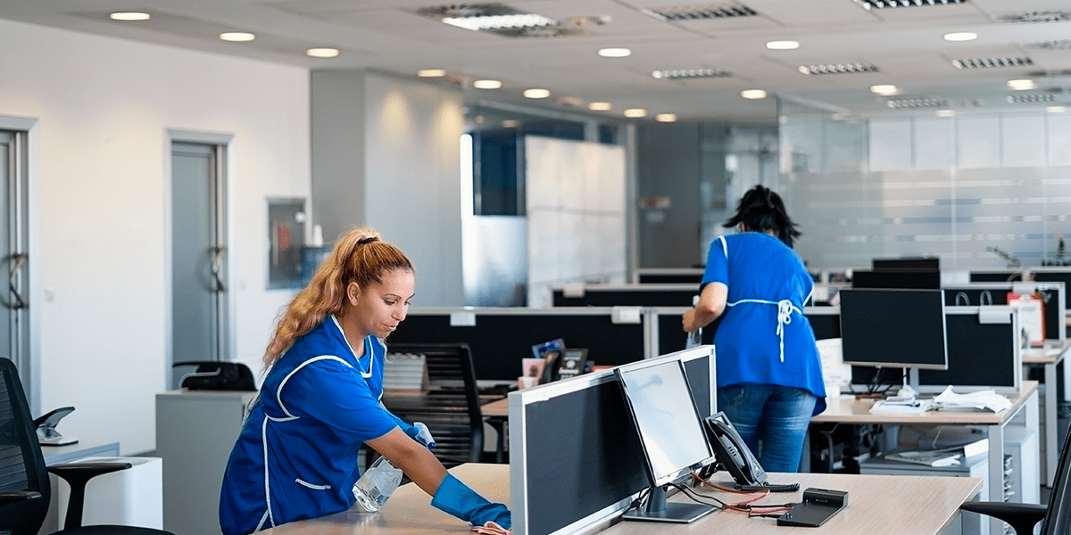 personas realizando limpieza de oficina en monterrey