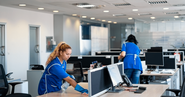 personas realizando limpieza de oficina en monterrey