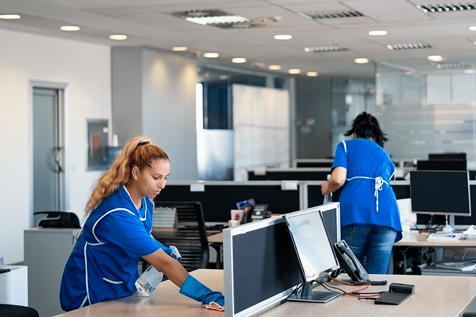 personas realizando limpieza de oficina en monterrey