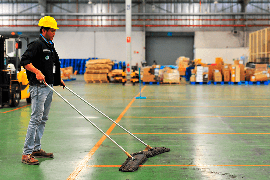 hombre realizando limpieza de una nave industrial profesional