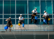 hombres realizando servicio de limpieza de alturas a una ventana de un edificio