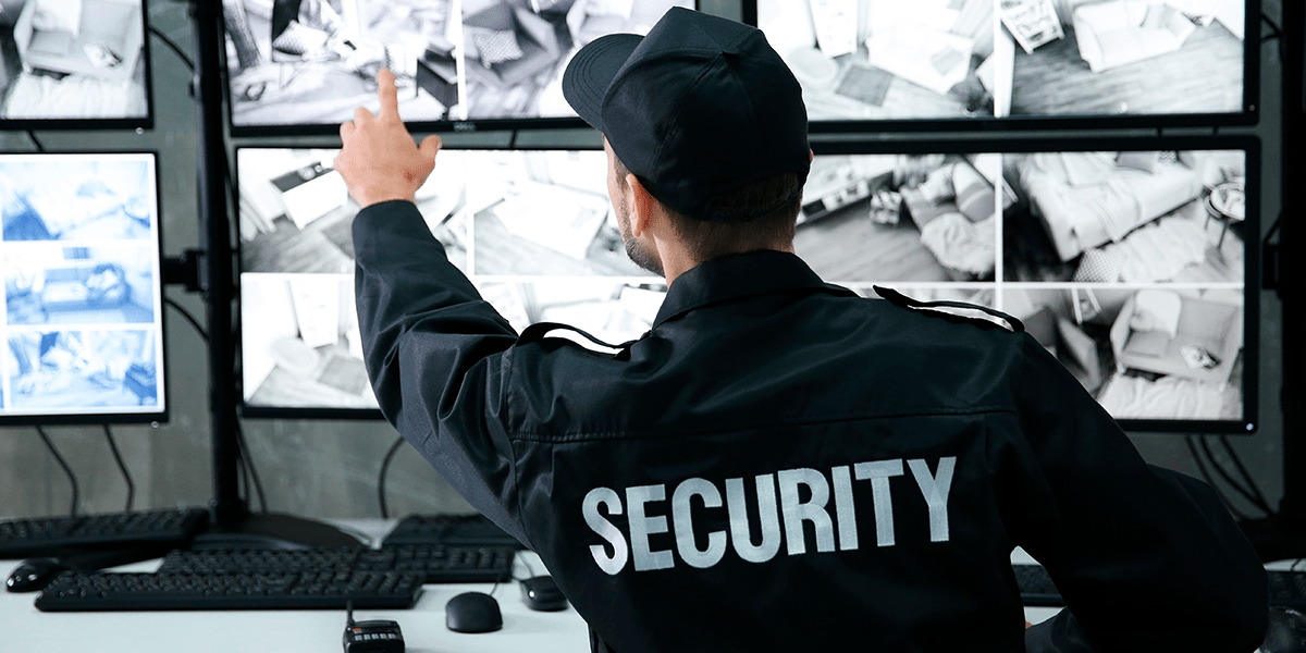 guardia de seguridad en plaza comercial