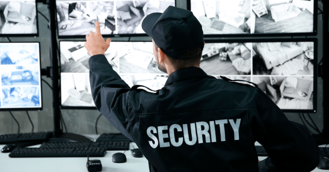 guardia de seguridad en plaza comercial