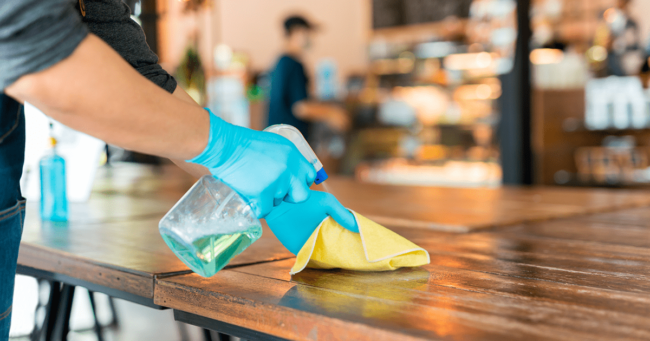 personal de limpieza realizando limpieza de local comercial