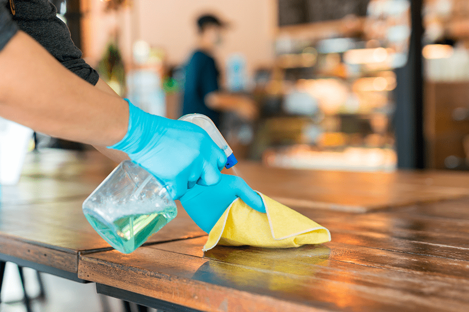 personal de limpieza realizando limpieza de local comercial