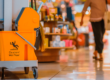 carrito de limpieza en plaza comercial