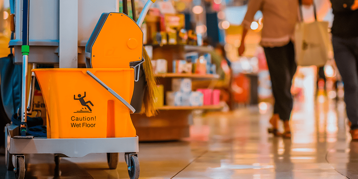 carrito de limpieza en plaza comercial