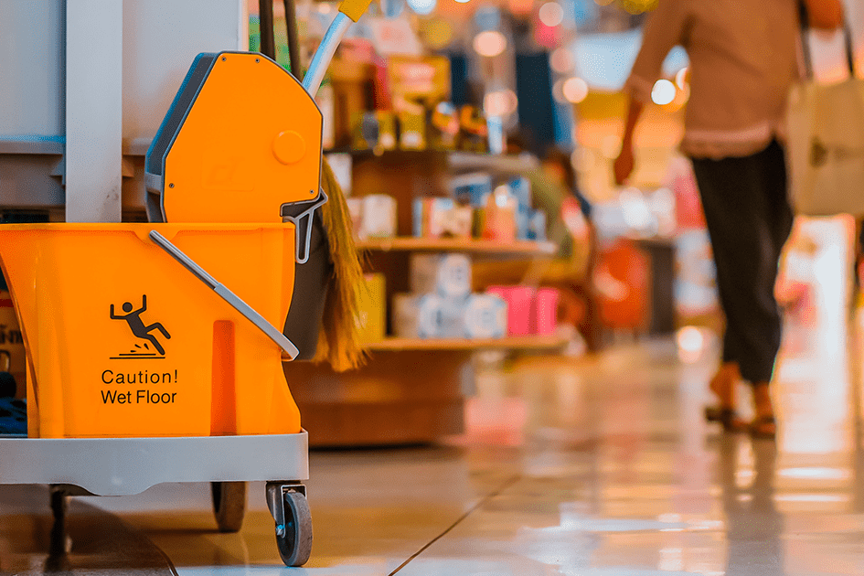 carrito de limpieza en plaza comercial