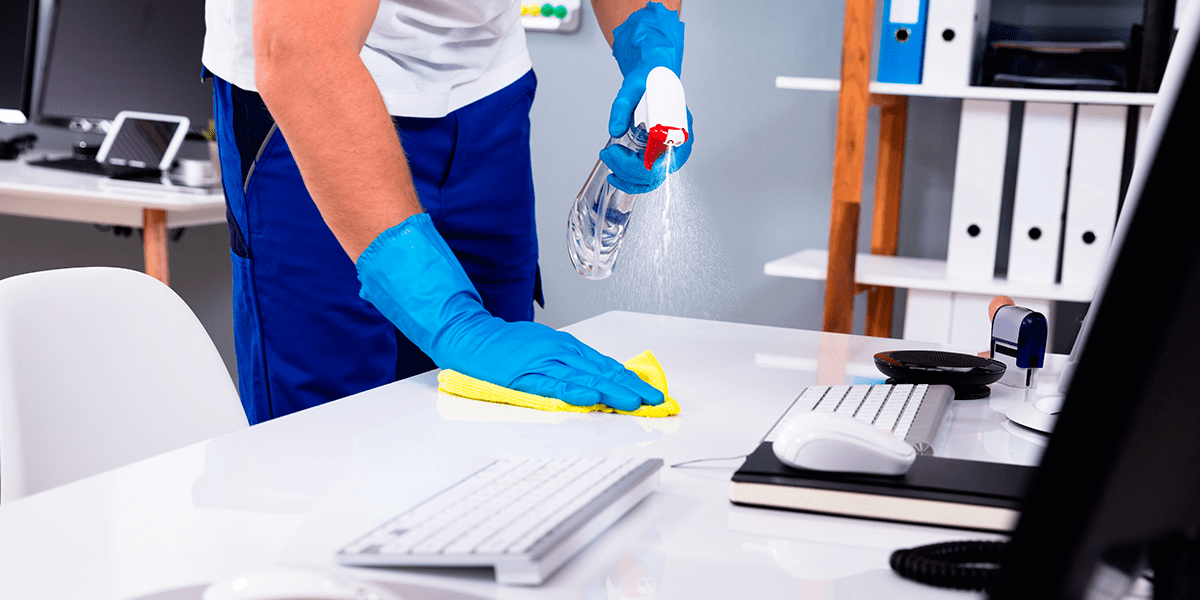 realizando-limpieza-de-un-escritorio-en-una-oficina