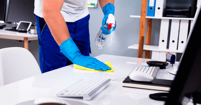 realizando-limpieza-de-un-escritorio-en-una-oficina