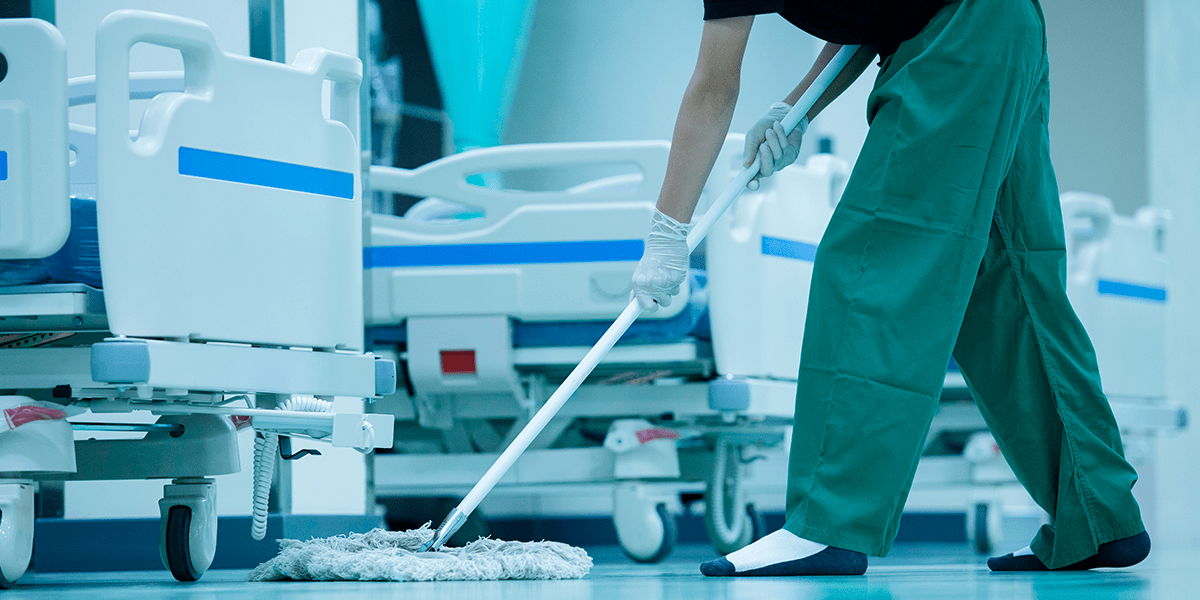 personal realizando servicio de limpieza en un hospital