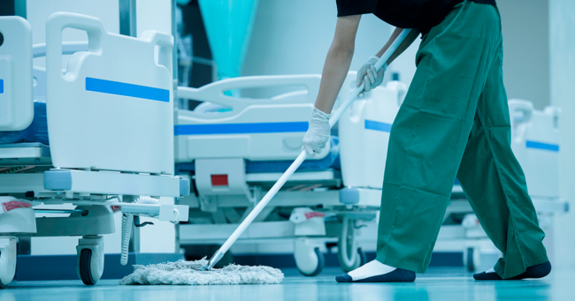 personal realizando servicio de limpieza en un hospital