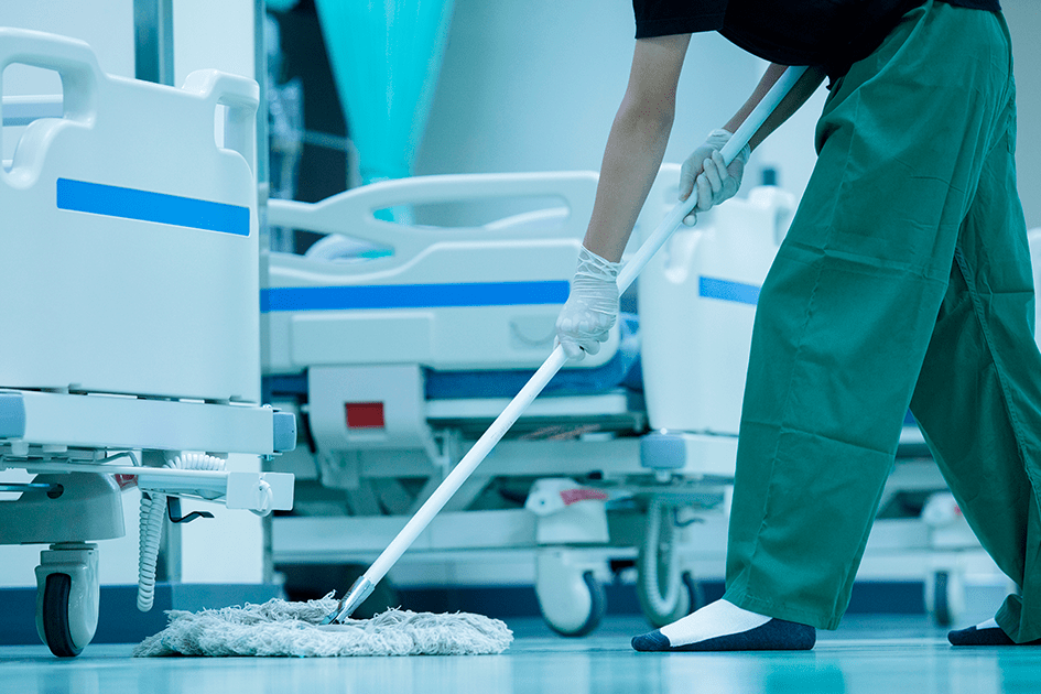 personal realizando servicio de limpieza en un hospital
