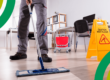 personal de limpieza limpiando oficina