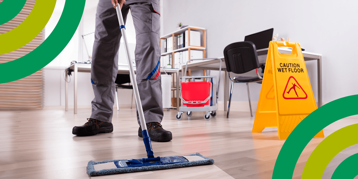 personal de limpieza limpiando oficina