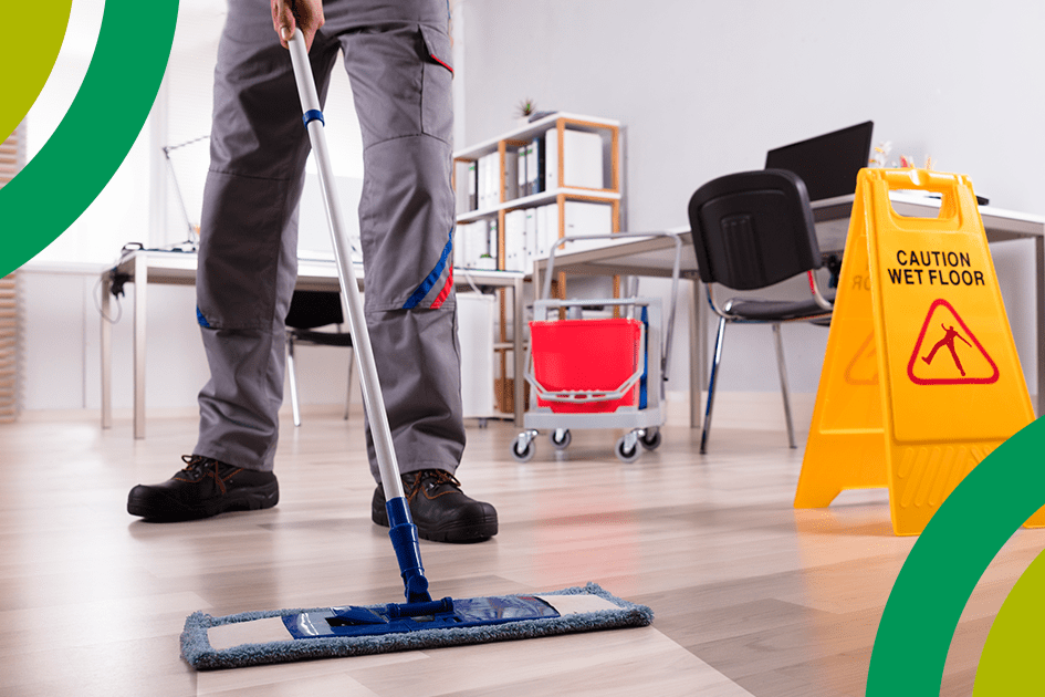 personal de limpieza limpiando oficina